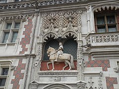 Dettaglio di una loggia della facciata dell'ala Luigi XII del castello di Blois (1498-1503).
