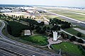 Luftaufnahme des Luftbrückendenkmals auf der Rhein-Main Air Base, August 1985