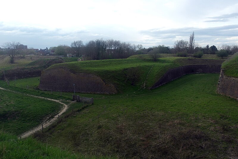 File:Maastricht, Linie van Du Moulin, droge gracht tussen couvreface Du Moulin & bastion Stadhouder 1.JPG