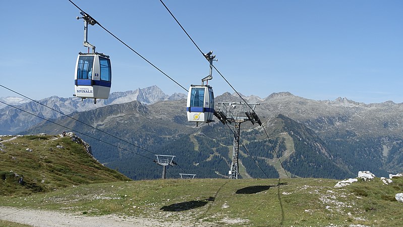 File:Madonna di Campiglio - Brenta Spinale Seilbahn.JPG