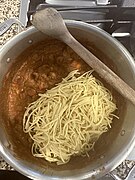 茹でたスパゲッティを加えて煮詰める