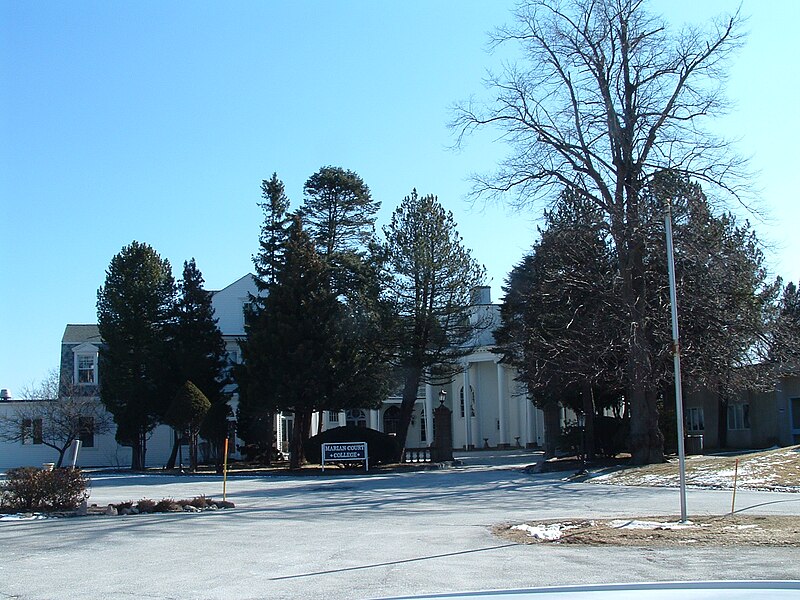 File:Marian-Court-College-front.jpg