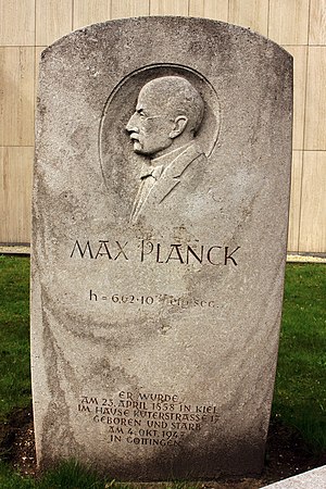Max-Planck-Denkmal (01) (26536383656).jpg