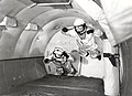 Des astronautes du programme Mercury s'entraînent à bord d'un C-131 effectuant un vol parabolique pour créer des périodes d'impesanteur.