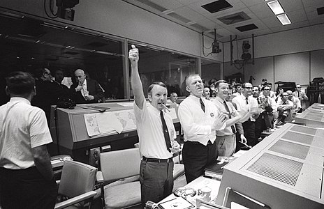 Célébration au centre de contrôle après le retour sur Terre de la mission Apollo 13. Trois des quatre directeurs de vol sont visibles au premier plan : de gauche à droite Gerald D. Griffin, Eugene F. Kranz et Glynn S. Lunney.