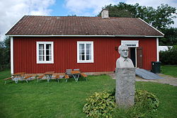 Mobergs byst framför Moshultamåla skola.