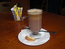 Моккачино со слоем эспрессо над горячим шоколадом