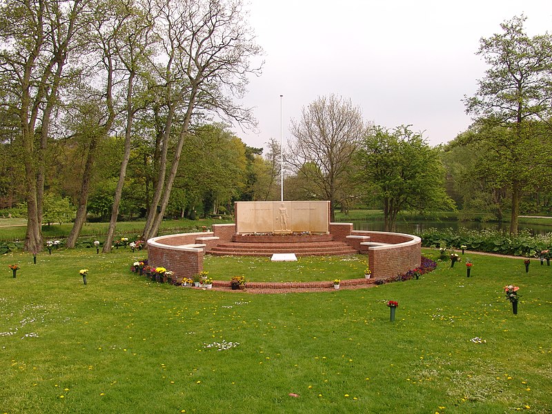 File:Monument voor de gecremeerden 01.JPG