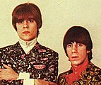 תסרוקת ה"Mop-top", שהפכה לפופולרית בזכות חברי להקת הביטלס אך נחשבה לתסרוקת מרדנית, הייתה אופנתית במיוחד בקרב גברים צעירים במהלך העשור.