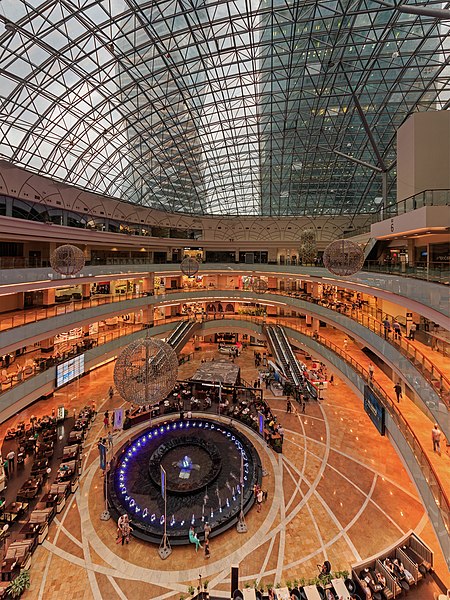 File:Moscow Afimall atrium 08-2016 img1.jpg