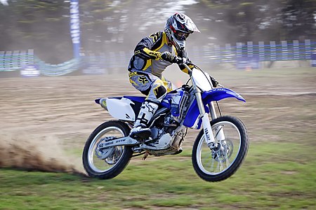 Motokros yarışları, bu yarışın gerektirdiği parkura uygun motosikletler ile yapılmaktadır. Phillip Adası Büyük Yarışı'nda (Orijinal adı:Philip Island Grand Prix Circuit) bir Yamaha 450 cc (Mart 2007). (Üreten: Fir0002)