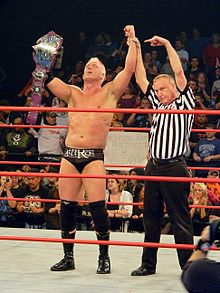 Anderson nach dem Gewinn der TNA World Heavyweight Championship von Jeff Hardy bei Genesis.