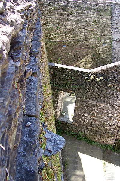 File:Muralla de Lugo - interior.JPG