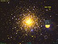 M30 dans le domaine de l'ultraviolet par le télescope spatial Galaxy Evolution Explorer (GALEX). La source de forte intensité ultraviolette à l'ouest de M30 est l'étoile HD 206034.