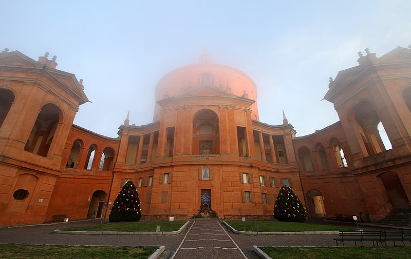 File:Nebbia di dicembre sul Santuario della Beata Vergine di San Luca sul Colle della Guardia - panoramio (3).jpg