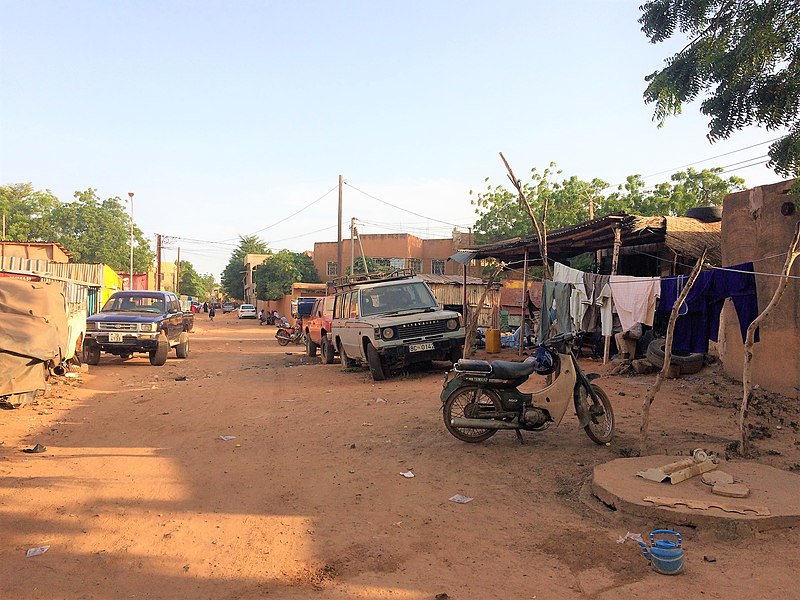 File:Niger, Niamey, Rue NM-38 (1).jpg