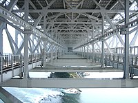 橋面下方預留供新幹線通過的空間