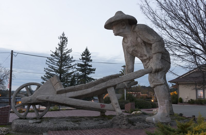 File:One of several remarkable roadside attractions- giant, concrete statues created by a local Auburn, California, dentist, Dr. Kenneth Fox LCCN2013631017.tif