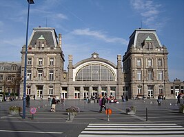 Empfangsgebäude und Haupteingang des Bahnhofs