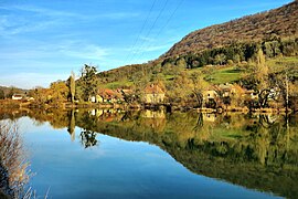 Le hameau d'Ougney-la-Roche et son reflet sur le Doubs.