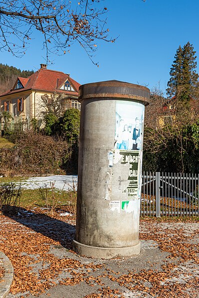 File:Pörtschach Kirchplatz Litfaßsäule SW-Ansicht 28012024 0584.jpg