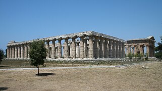 Paestum : au premier plan, temple de Poséidon[Note 3] (celui du film) et à l'arrière-plan, celui d'Héra.
