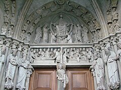 Détail du portail peint de la cathédrale.