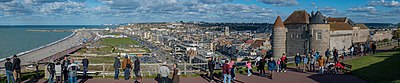 Vue panoramique de la ville et la plage de Dieppe.