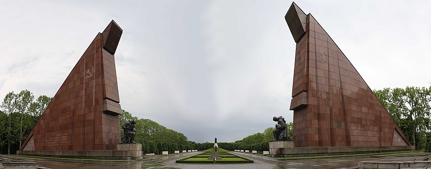 Мемориал анатолия. Трептов-парк мемориал в Берлине. Трептов-парк мемориал советским солдатам в Берлине. Памятник Трептов парк в Берлине.