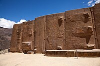 Mauer der sechs Monolithen bei Ollantaytambo mit „Stufenmotiv“[11]