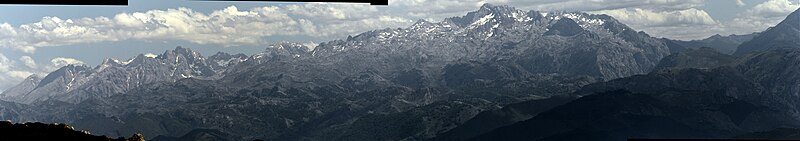 File:Picos desde el Sueve.jpg