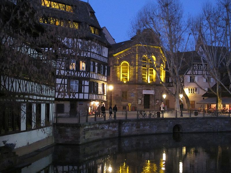 File:Place Benjamin Zix dans la Petite France avec au fond l'église évangélique méthodiste dite Église de Sion (1882).jpg