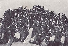 According to the description by Vesely and from the Central Military Archives in Prague, the photo shows the crew assembled at the stern of Sankt Georg at the surrender on 3 February 1918 at 10 a.m. In the middle, the ship's commander Scheibenhain can be seen. However, the description cannot be regarded as fully reliable, since no sources are given Pobuna u Boki Kotorskoj.jpg