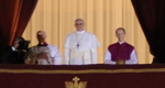 La première apparition du pape François au balcon de Saint-Pierre de Rome, entouré du camerlingue Tarcisio Bertone et du secrétaire du conclave Lorenzo Baldisseri.