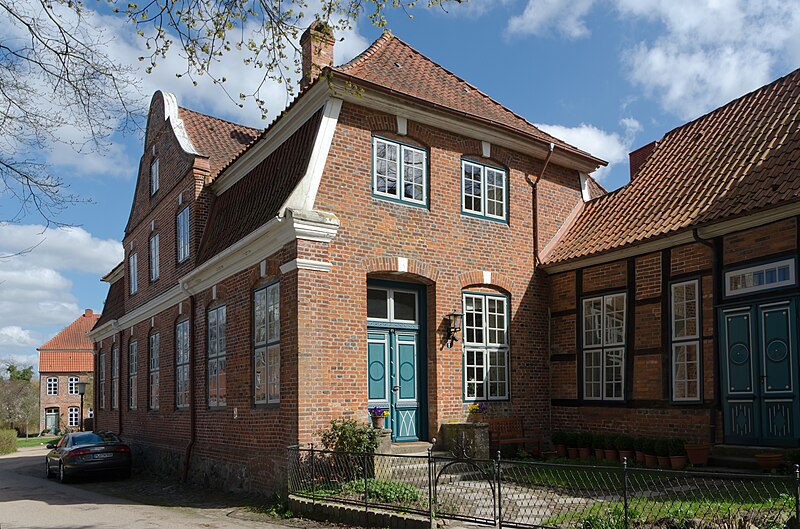 File:Preetz Klosterhof 9 Konventualinnenhaus.jpg