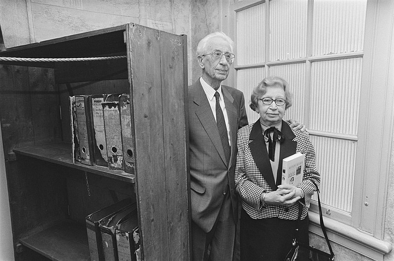 File:Presentatie boek Herinneringen aan Anne Frank van Miep Gies in Anne Frankhuis, Bestanddeelnr 933-9700.jpg