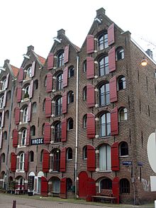 Prinseneiland 83, Amsterdam. Restored former warehouses for the trade with the Baltic have been converted into apartments. Prinseneiland 83.JPG