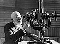 Professor Luigio Carmera im Observatorium, Bestanddeelnr 191-1393.jpg