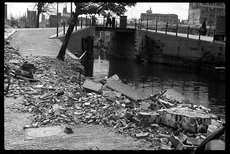 File:Puin bij de kade van de Delftsevaart bij de Raambrug 1940.jpg