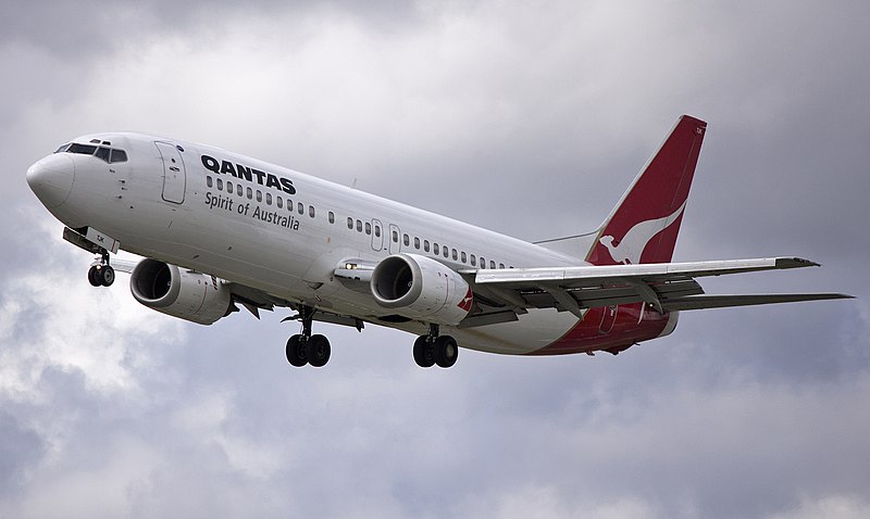 File:Qantas (VH-TJK) Boeing 737-476 on approach to Canberra Airport.jpg