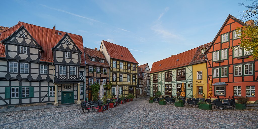 Finkenherd (Quedlinburg). Blickrichtung nach Nordwesten zum Altstadt-Zentrum. Links das Klopstock-Haus.