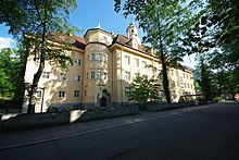 Grundschule an der Heilingbrunnerstraße, benannt nach dem Hauptlehrer Heilingbrunner, der Mitbegründer und Leiter der Fortbildungsschule war