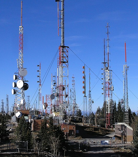 File:Radio towers on Sandia Peak - closeup.jpg