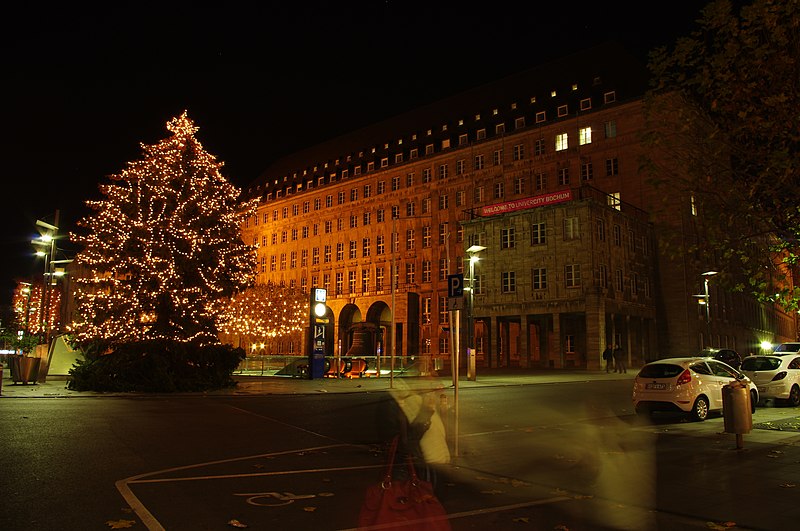 File:Rathaus Bochum im Winter.JPG