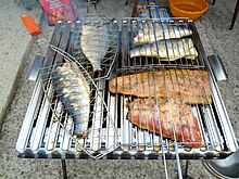 Grilling fish Ribe na rostilju.jpg