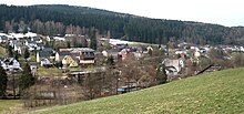 Ortsmitte mit Mehrzweckhalle, am rechten Bildrand Hammerbergschanze