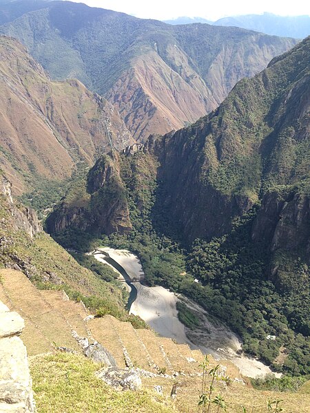 File:Rivero Urubamba en Maĉupikĉuo 01.jpg