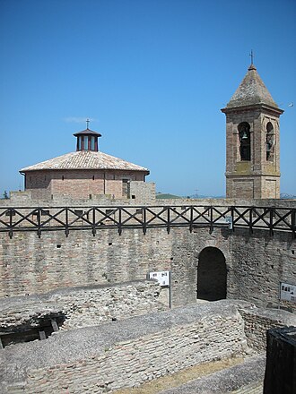 Rocca di Urbisaglia, inside. In the background, the cupola and the campanile of San Lorenzo Collegiate church Rocca di Urbisaglia interno2.jpg