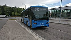 Runkolinjan 600 bussi Vantaalla Aviapoliksessa poikkeuksellisessa sinisessä värityksessä.