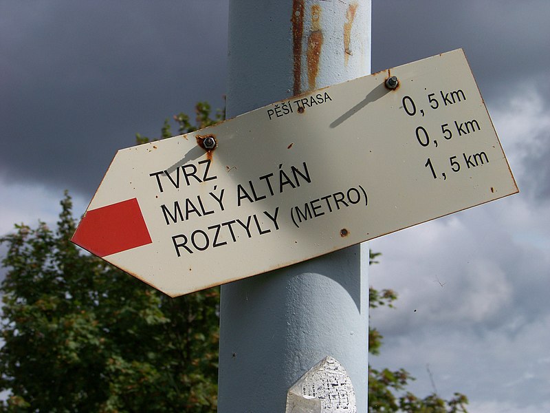 File:Sídliště Horní Roztyly, neoficiální turistická směrovka.jpg